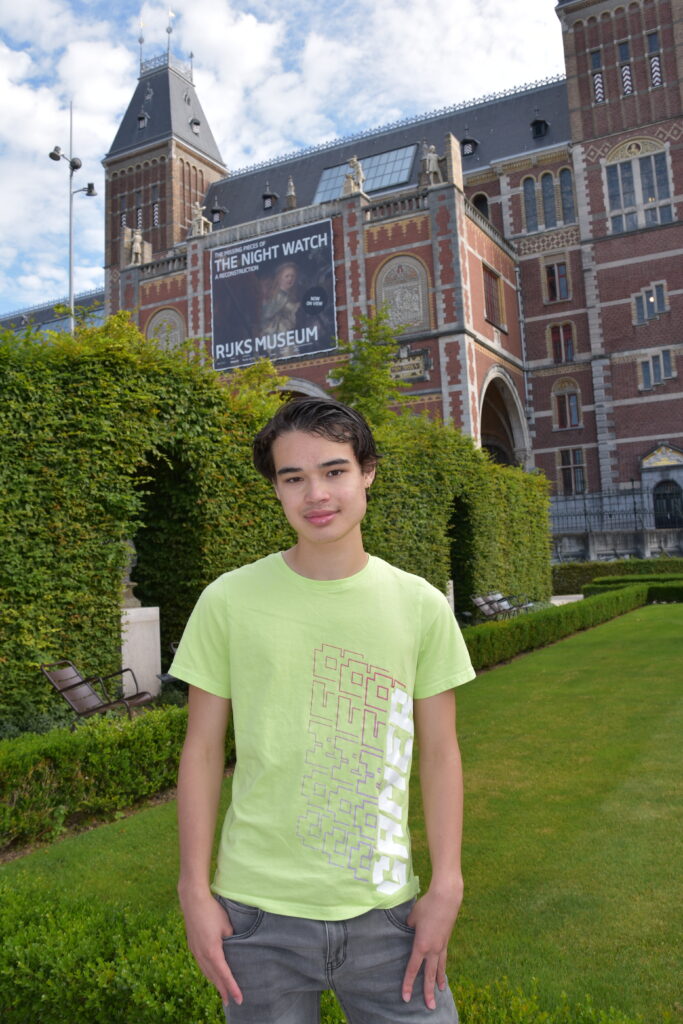 Darren in de tuin van het Rijksmuseum in Amsterdam.