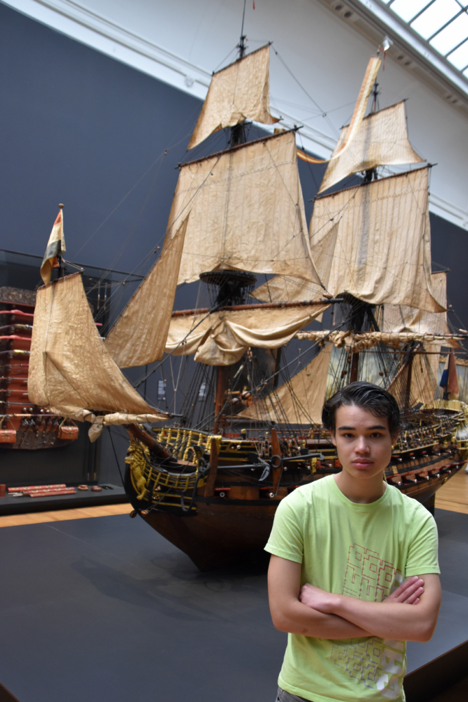 Darren in het Rijksmuseum bij een schaalmodel van de groot schip.