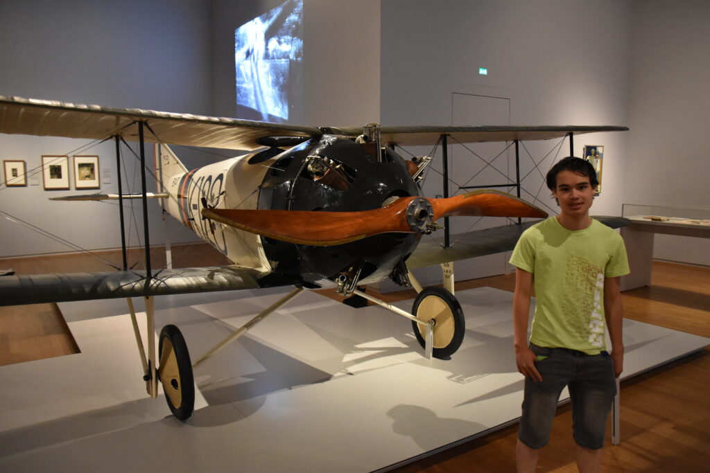 Darren bij een vliegtuig in het Rijksmuseum in Amsterdam.