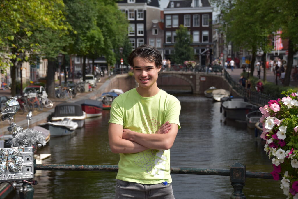 Darren bij een gracht in Amsterdam.